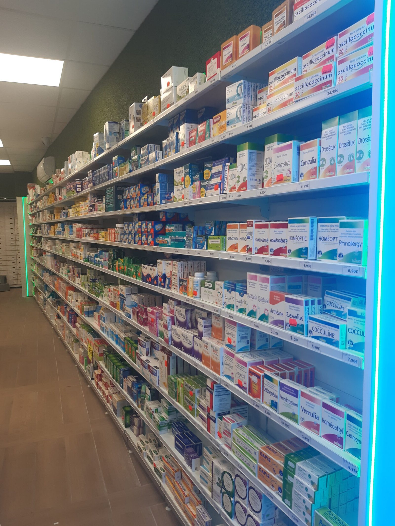 image sympa de  l'interieur de la pharmacie