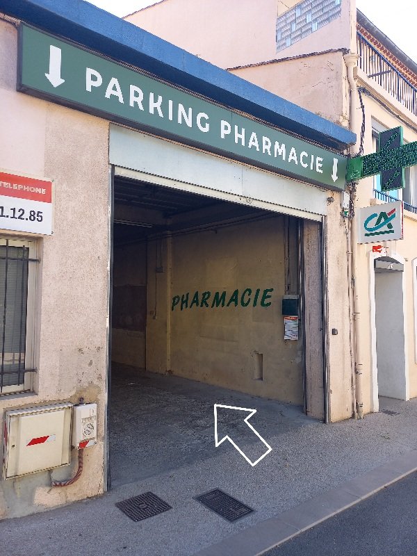 le parking privé de la pharmacie